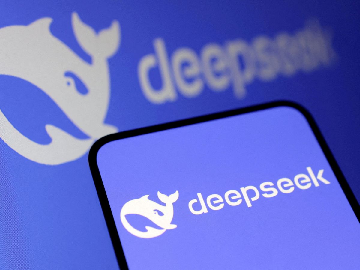 Le logo DeepSeek sur un téléphone