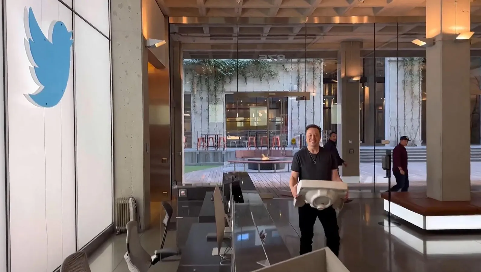 Elon Musk entrant au siège de Twitter avec un lavabo dans les bras